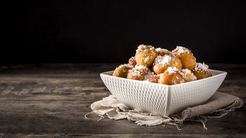 Buñuelos de Viento are typical Spanish easter sweets.